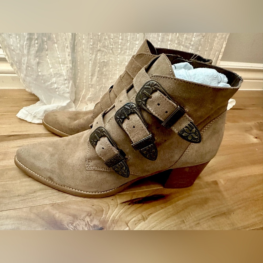 L’intervalle suede ankle boots